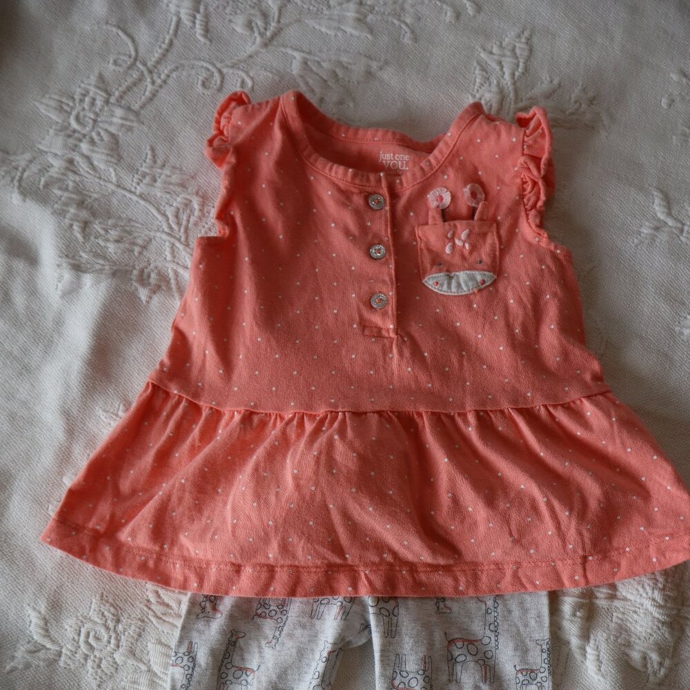 Carter's 18m girls 2 piece set. Peach Giraffe Top and matching bottoms polka dot
